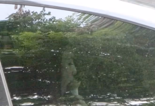 林志穎妻子開豪車出行,穿戴一身奢華品買冰淇淋,膝蓋受傷明顯
