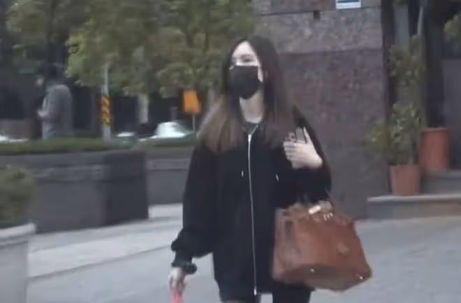 林志穎妻子開豪車出行,穿戴一身奢華品買冰淇淋,膝蓋受傷明顯