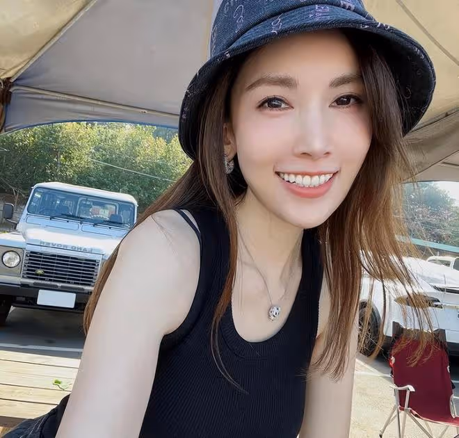 林志穎妻子開豪車出行,穿戴一身奢華品買冰淇淋,膝蓋受傷明顯