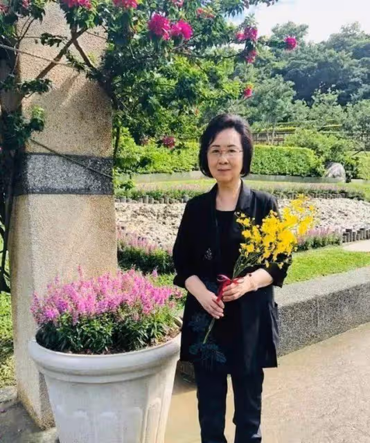 83歲瓊瑤阿姨近況曝光，隱居25億豪宅內，為移五棵樹出動50人，200坪可園庭院小橋流水，晚年生活太舒心