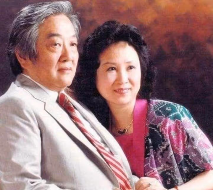83歲瓊瑤阿姨近況曝光，隱居25億豪宅內，為移五棵樹出動50人，200坪可園庭院小橋流水，晚年生活太舒心