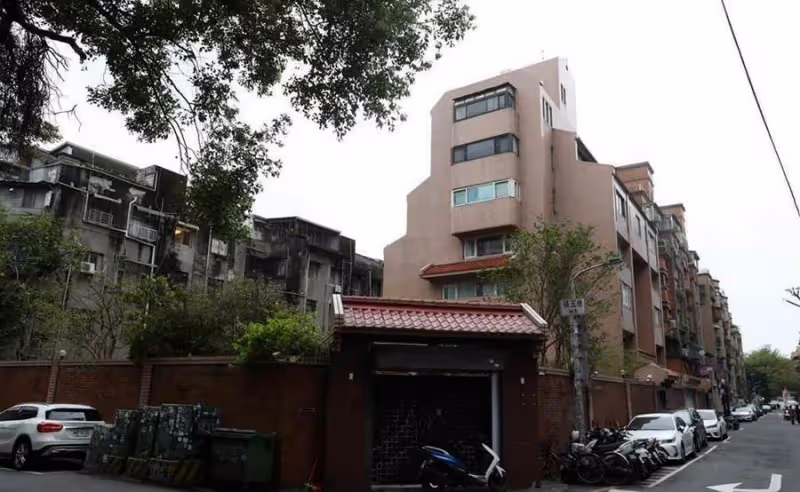 83歲瓊瑤阿姨近況曝光，隱居25億豪宅內，為移五棵樹出動50人，200坪可園庭院小橋流水，晚年生活太舒心