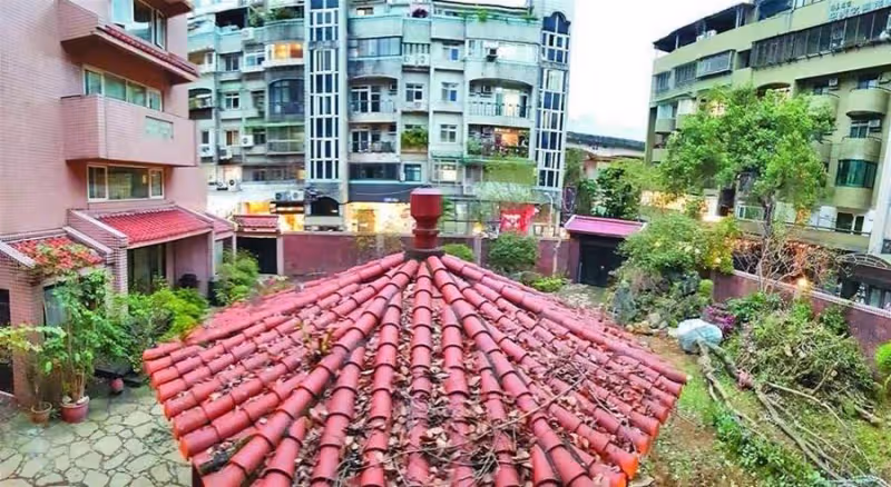 83歲瓊瑤阿姨近況曝光，隱居25億豪宅內，為移五棵樹出動50人，200坪可園庭院小橋流水，晚年生活太舒心