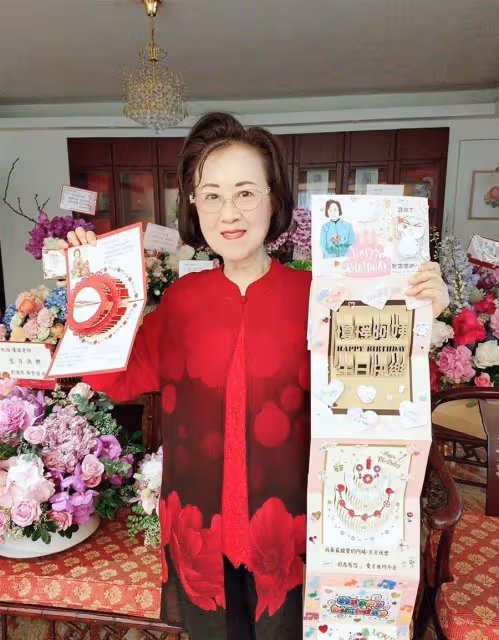 83歲瓊瑤阿姨近況曝光,隱居25億豪宅內,為移五棵樹出動50人,200坪可園庭院小橋流水,晚年生活太舒心