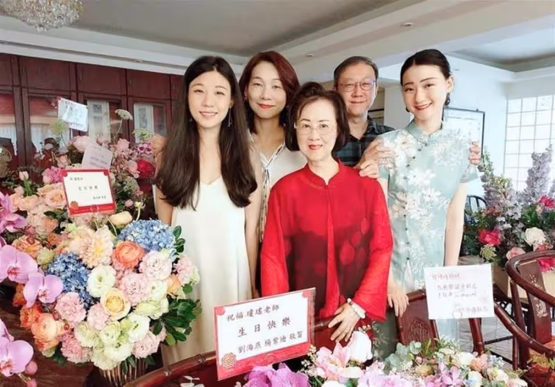 83歲瓊瑤阿姨近況曝光,隱居25億豪宅內,為移五棵樹出動50人,200坪可園庭院小橋流水,晚年生活太舒心