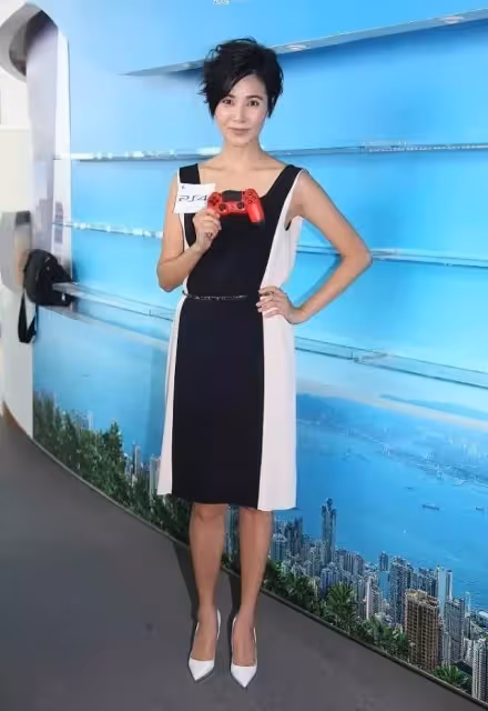 鄭伊健妻子蒙嘉慧近照曝光，穿迷你連衣裙顯身材，看著真溫柔，網友：鄭伊健很有福氣