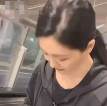 45歲大S暴瘦後素顏出鏡照曝光，皮膚狀態被誇贊，網友：狀態真好