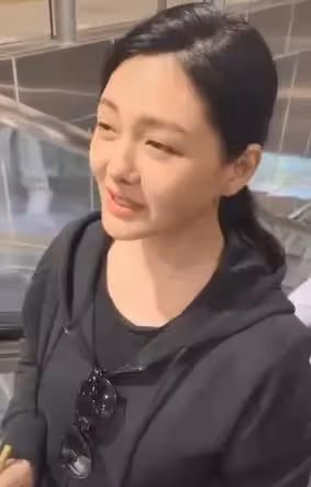 45歲大S暴瘦後素顏出鏡照曝光，皮膚狀態被誇贊，網友：狀態真好