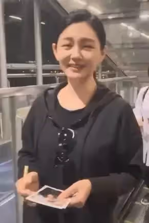 45歲大S暴瘦後素顏出鏡照曝光，皮膚狀態被誇贊，網友：狀態真好