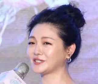 45歲大S暴瘦後素顏出鏡照曝光，皮膚狀態被誇贊，網友：狀態真好