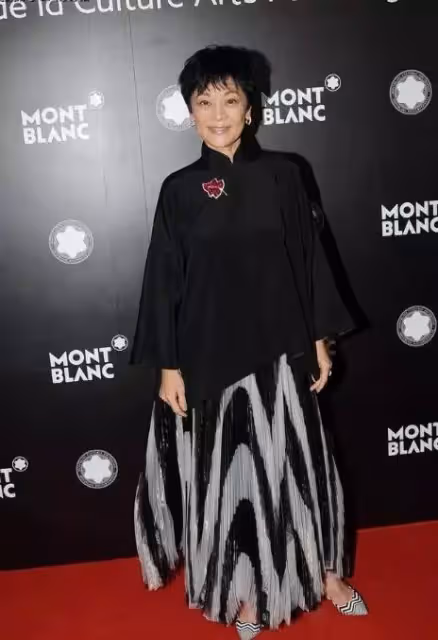 68歲張艾嘉近照曝光，身材纖細，穿黑色上衣配半身裙穩重大氣，網友：是老年該有的氣質