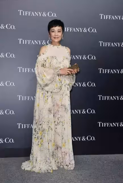 68歲張艾嘉近照曝光，身材纖細，穿黑色上衣配半身裙穩重大氣，網友：是老年該有的氣質
