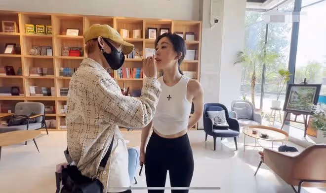 王石愛妻田朴珺當眾秀瑜伽!穿奢侈品馬甲線搶鏡,零贅肉長腿矚目