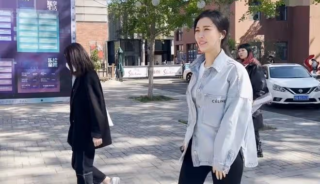 王石愛妻田朴珺當眾秀瑜伽!穿奢侈品馬甲線搶鏡,零贅肉長腿矚目