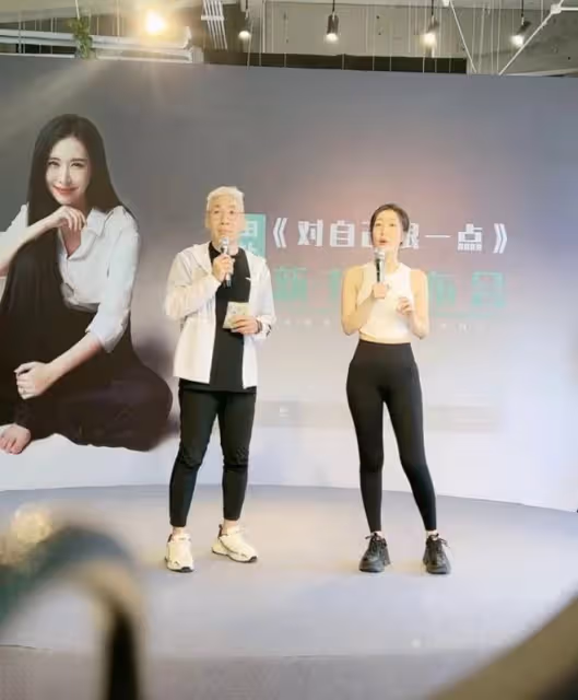 王石愛妻田朴珺當眾秀瑜伽!穿奢侈品馬甲線搶鏡,零贅肉長腿矚目