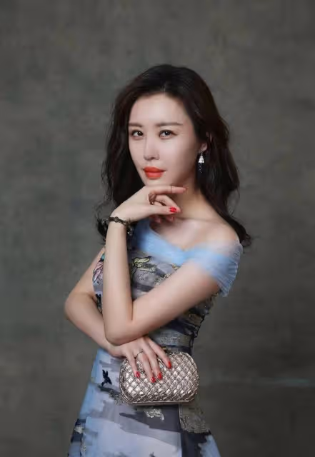王石愛妻田朴珺當眾秀瑜伽！穿奢侈品馬甲線搶鏡，零贅肉長腿矚目