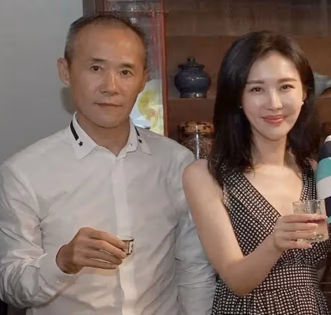王石愛妻田朴珺當眾秀瑜伽！穿奢侈品馬甲線搶鏡，零贅肉長腿矚目