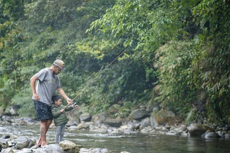 帶兒子溪邊玩險遭撞　張震岳發文開轟被抓包自己也違規