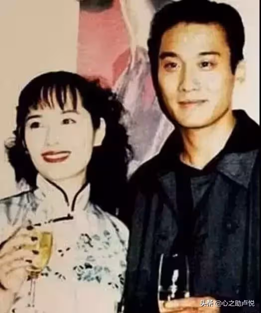 老婆身材臃腫遭群嘲，千面影帝出道多年無緋聞「 獨寵妻子33年」，出門緊牽手不放：沒有她不行