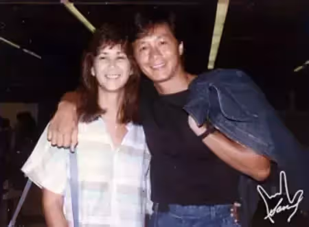 18歲定情!「香港第一代歌神」與妻子5年異地,每日寫情書相戀50年,恩愛到白首,今三代同堂享天倫樂