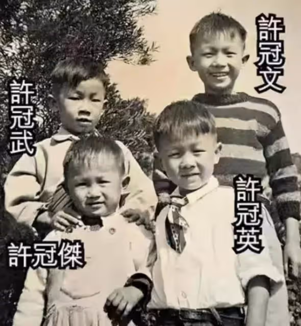 18歲定情!「香港第一代歌神」與妻子5年異地,每日寫情書相戀50年,恩愛到白首,今三代同堂享天倫樂