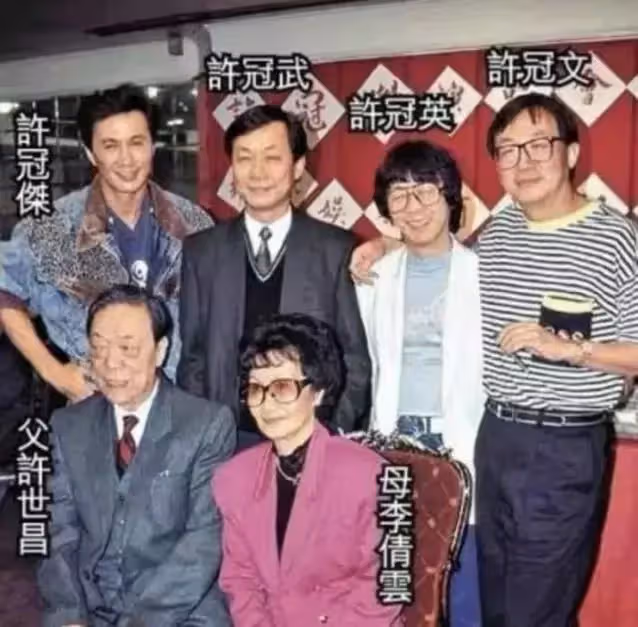 18歲定情!「香港第一代歌神」與妻子5年異地,每日寫情書相戀50年,恩愛到白首,今三代同堂享天倫樂