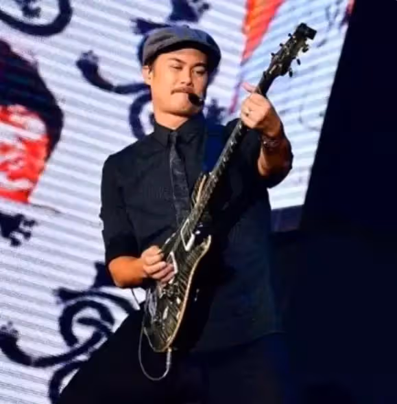 18歲定情!「香港第一代歌神」與妻子5年異地,每日寫情書相戀50年,恩愛到白首,今三代同堂享天倫樂