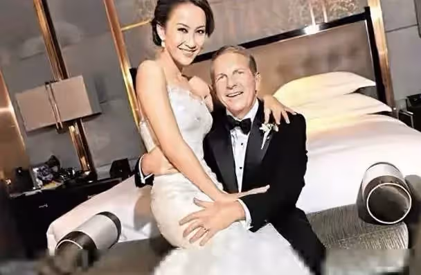 46歲李玟現身機場,裹大棉衣「塗綠眼影」顯誇張,打扮樸素也難擋「女神范」,孤身一人被贊很隨和