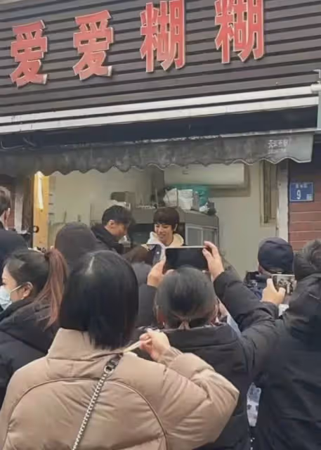謝霆鋒站路邊吃平價早餐!埋頭吸面「大口狂吃」,站垃圾桶旁邊不嫌髒,網友直呼:太接地氣!