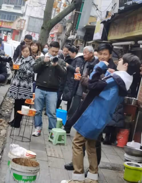 謝霆鋒站路邊吃平價早餐!埋頭吸面「大口狂吃」,站垃圾桶旁邊不嫌髒,網友直呼:太接地氣!