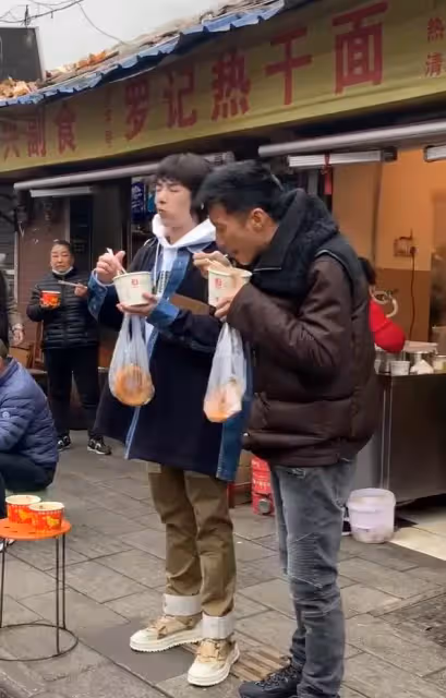 謝霆鋒站路邊吃平價早餐!埋頭吸面「大口狂吃」,站垃圾桶旁邊不嫌髒,網友直呼:太接地氣!
