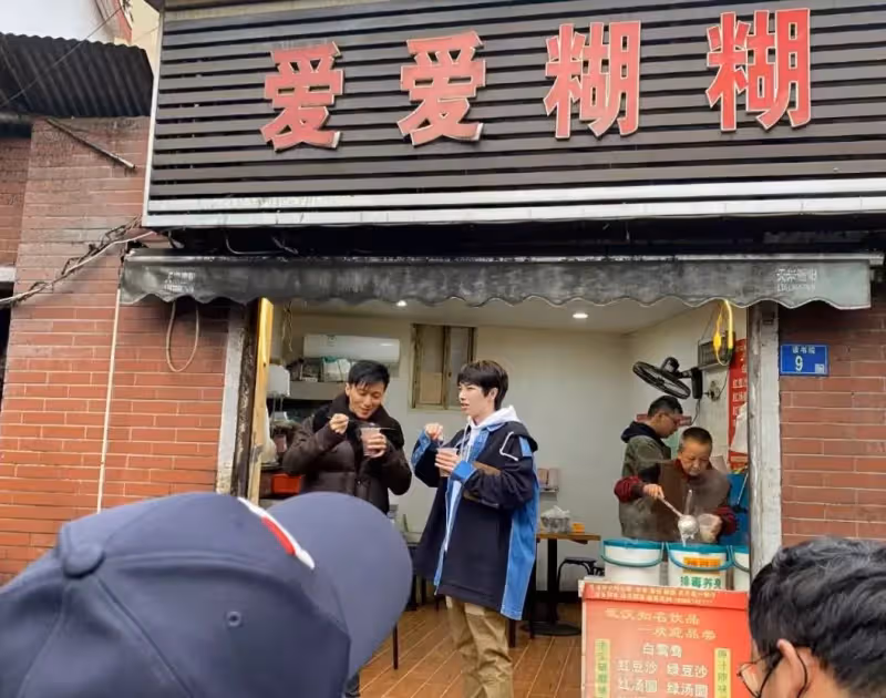 謝霆鋒站路邊吃平價早餐!埋頭吸面「大口狂吃」,站垃圾桶旁邊不嫌髒,網友直呼:太接地氣!