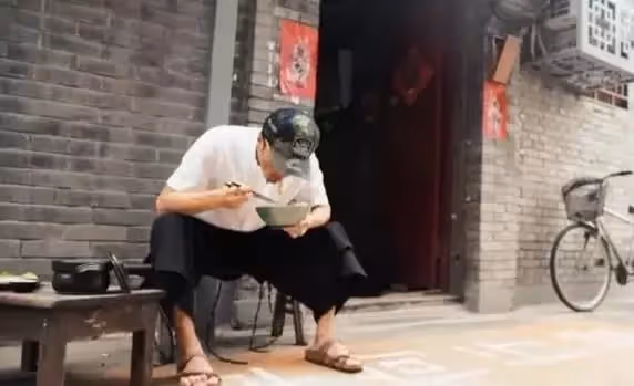 謝霆鋒站路邊吃平價早餐!埋頭吸面「大口狂吃」,站垃圾桶旁邊不嫌髒,網友直呼:太接地氣!