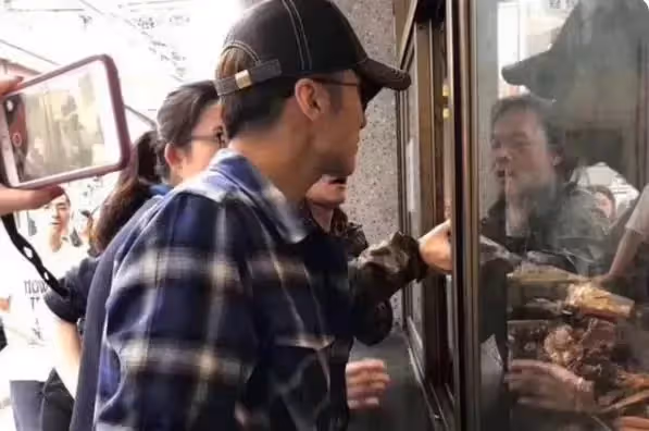 謝霆鋒站路邊吃平價早餐!埋頭吸面「大口狂吃」,站垃圾桶旁邊不嫌髒,網友直呼:太接地氣!
