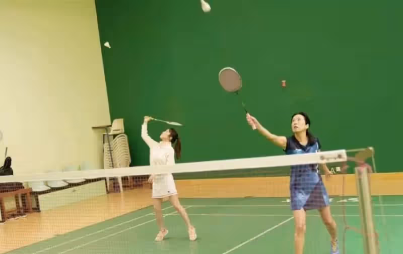 五位「歷屆港姐」齊聚打羽毛球,朱玲玲穿運動裝最搶眼,吳毅將妻子罕見現身