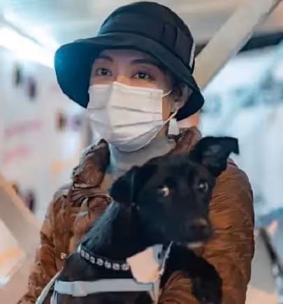 孫儷低調帶兒女路邊擺攤,收入全部用於流浪動物救助,滿滿正能量,網友直呼:人美心也美