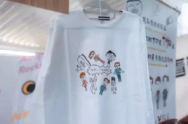 孫儷低調帶兒女路邊擺攤,收入全部用於流浪動物救助,滿滿正能量,網友直呼:人美心也美
