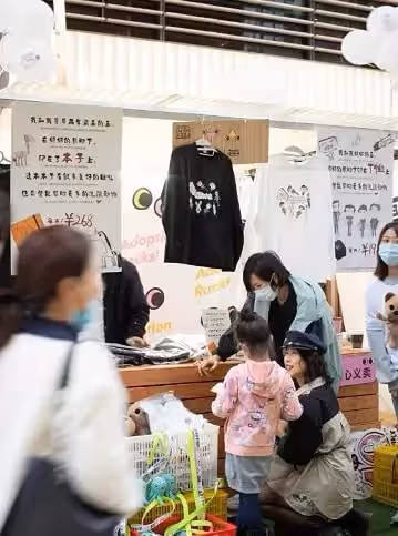 孫儷低調帶兒女路邊擺攤,收入全部用於流浪動物救助,滿滿正能量,網友直呼:人美心也美