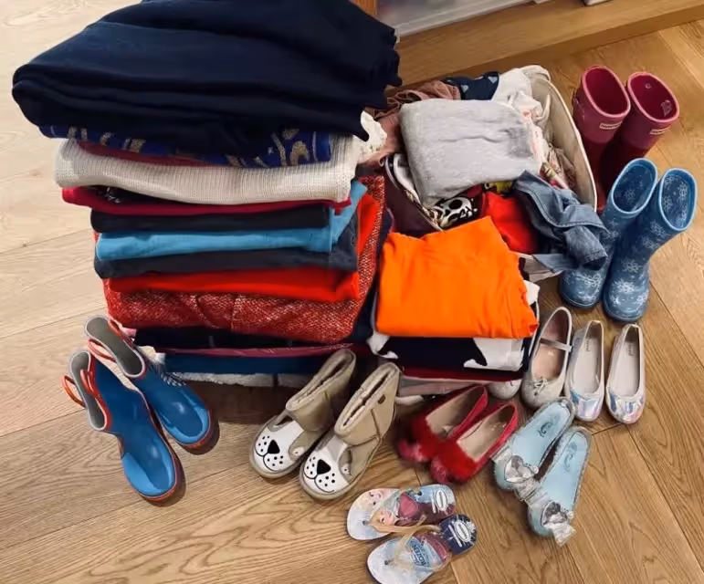 孫儷低調帶兒女路邊擺攤,收入全部用於流浪動物救助,滿滿正能量,網友直呼:人美心也美