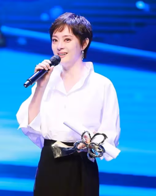 孫儷戴61克拉祖母綠項鍊,貴氣逼人如女王,全身珠寶5千多萬瘦得不見肉,實在是太美了