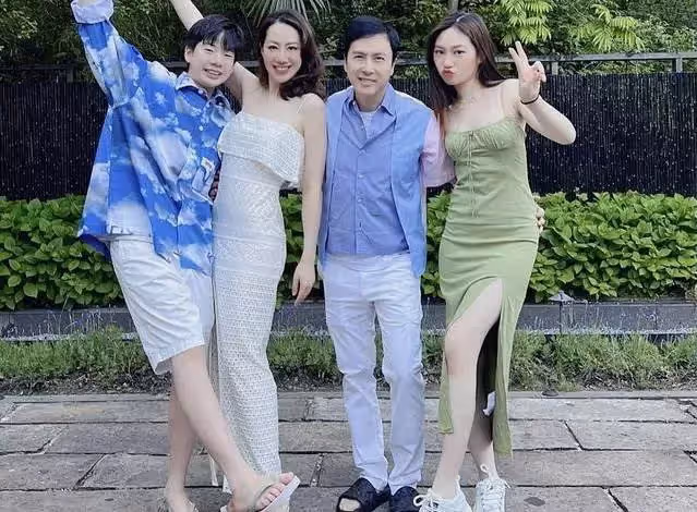 甄子丹出動私人飛機為妻子慶生，一家四口顏值高，14歲兒子身高矚目