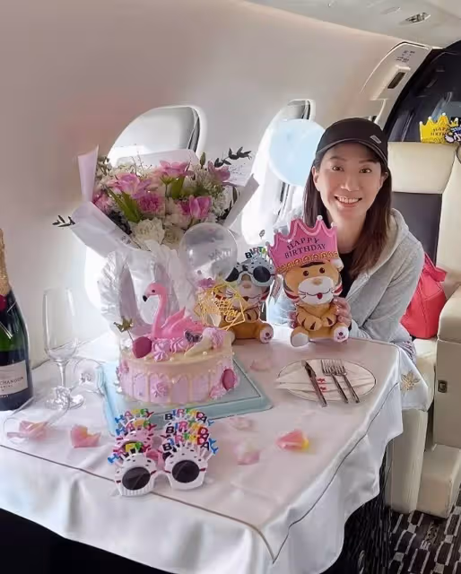 甄子丹出動私人飛機為妻子慶生，一家四口顏值高，14歲兒子身高矚目