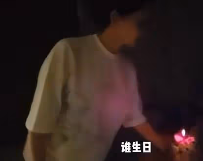 鄭愷為岳母慶生曝光家中內景,客廳一把椅子近6萬,4萬沙發隨意移