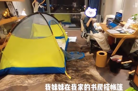 鄭愷為岳母慶生曝光家中內景,客廳一把椅子近6萬,4萬沙發隨意移