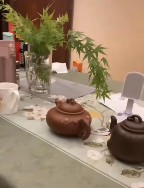 李立群自曝喝不起好普洱,只能向朋友蹭喝,家用茶壺已有50年歷史
