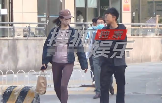 白百合素顏攜子出街,背超大奢侈品包很惹眼,被一旁兒子小心攙扶