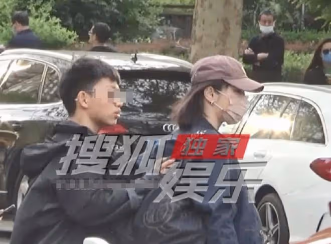 白百合素顏攜子出街,背超大奢侈品包很惹眼,被一旁兒子小心攙扶