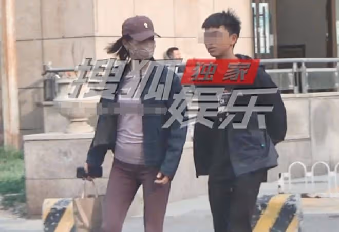 白百合素顏攜子出街,背超大奢侈品包很惹眼,被一旁兒子小心攙扶