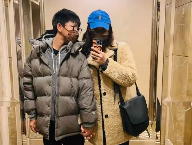 白百合素顏攜子出街,背超大奢侈品包很惹眼,被一旁兒子小心攙扶