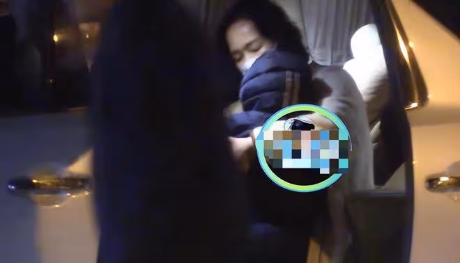 白百合素顏攜子出街,背超大奢侈品包很惹眼,被一旁兒子小心攙扶